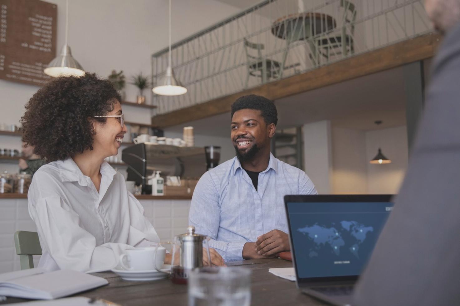 Consultation budgétaire avec expert glenoraviola dans un environnement professionnel